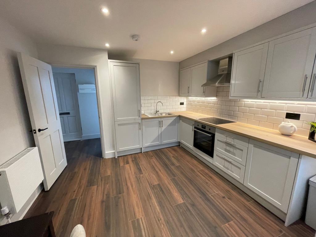 Lot: 123 - WELL-PRESENTED HOUSE - Kitchen